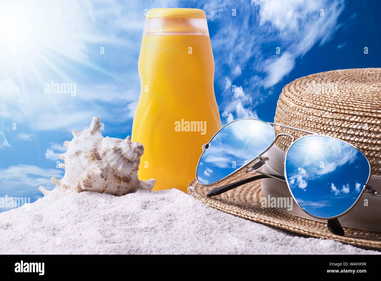 Soleil brûlant sur le Coral Beach avec un chapeau et des lunettes de crème glacée Banque D'Images