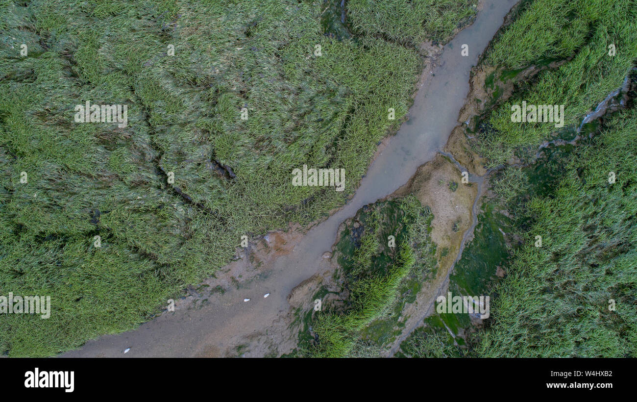 Creek, les vasières et marais se prolonge dans un estuaire de la rivière dans le sud de l'Angleterre. Drone abattu Banque D'Images