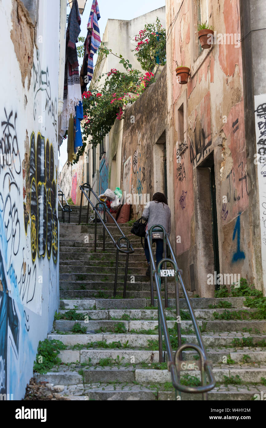 Graffiti sur Caracol da Graça, une allée piétonne escarpée dans Graça, Lisbonne, Portugal Banque D'Images