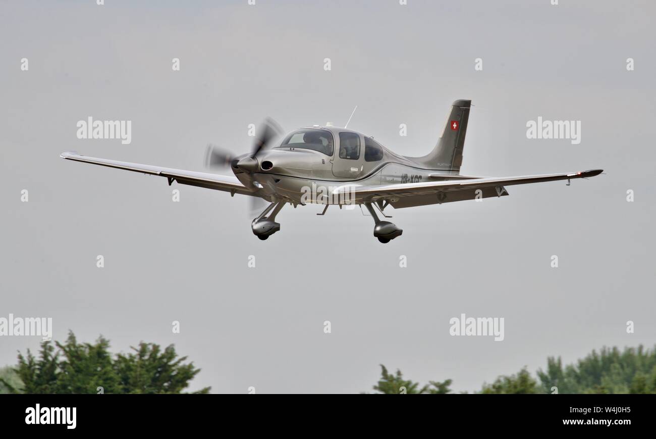 Cirrus SR22T-GTS G6 Platinum arrivant à RAF Fairford Banque D'Images