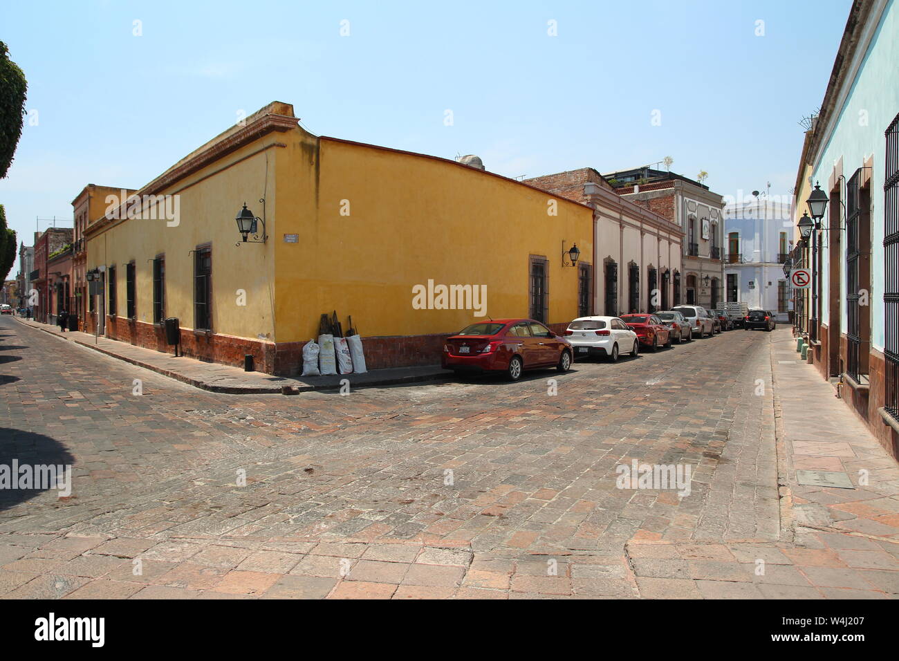 Street dans le centre historique de Queretaro, Mexique. Banque D'Images