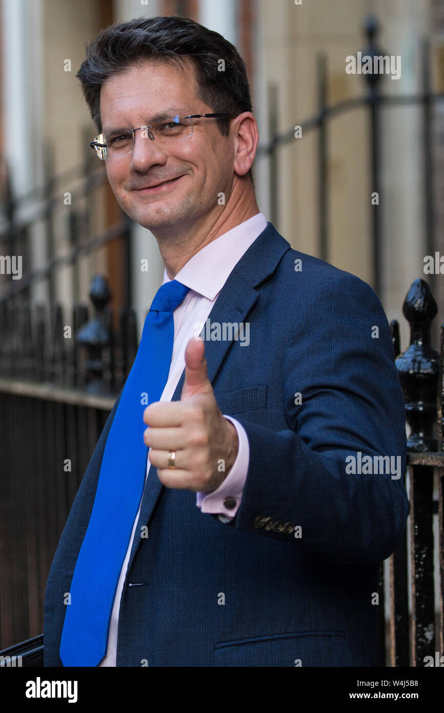 Londres, Royaume-Uni. 23 juillet, 2019. Steve Baker, député, vice-président de la pro-européenne Brexit Research Group (ERG), donne une thumbs-up après avoir assisté à une célébration à Westminster de l'élection de Boris Johnson comme chef du parti conservateur, et le remplacement de Theresa peut en tant que premier ministre organisée par l'ERG. Credit : Mark Kerrison/Alamy Live News Banque D'Images