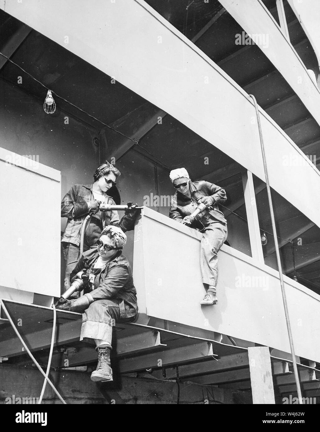 La guerre des femmes travailleuses de Marinship Corp, une entreprise de construction navale des États-Unis pendant la Seconde Guerre mondiale, 1942 Banque D'Images La guerre des femmes travailleuses de Marinship Corp, une entreprise de construction navale des États-Unis pendant la Seconde Guerre mondiale, 1942 Banque D'Images