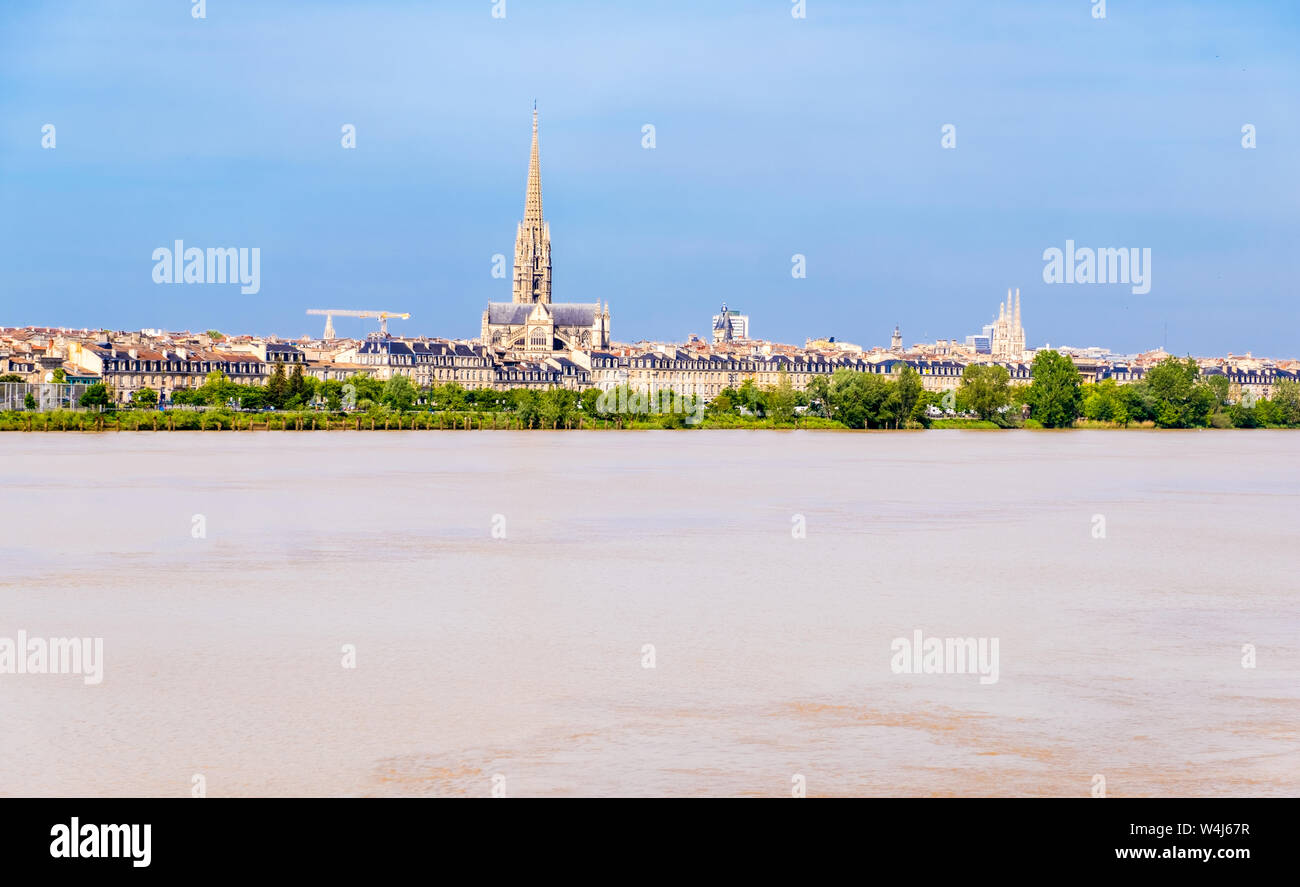Bordeaux, France - le 6 mai 2019 : vue sur la ville de Bordeaux, Place de la Bourse et de la Basilique de Saint Michel à partir de la Garonne, Bordeaux, France Banque D'Images