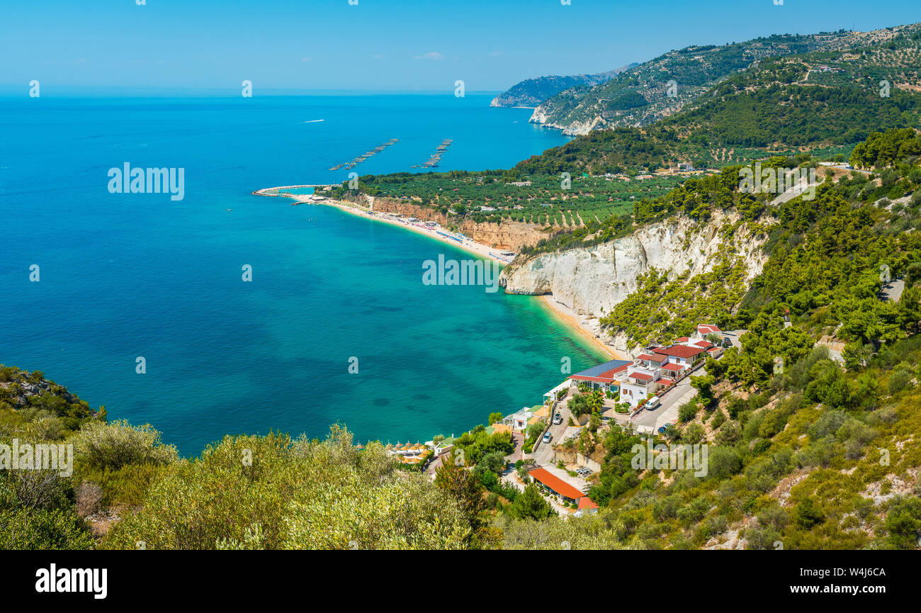 Vue panoramique de la magnifique côte du Gargano. Pouilles (Puglia), Italie. Banque D'Images