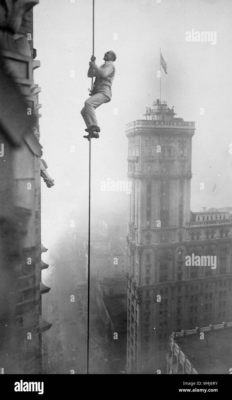 L'homme connu sous le nom de "l'escalade des écureuils pour bénéficier de fonds de secours à Times Square, New York City. Vers 1918 Banque D'Images