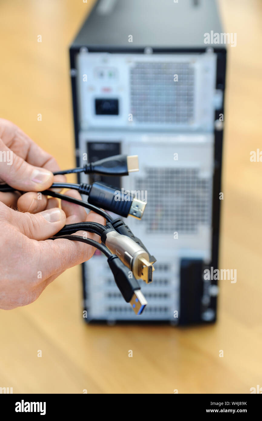 Il y a différentes cordes et des bouchons dans les mains d'un homme. Banque D'Images