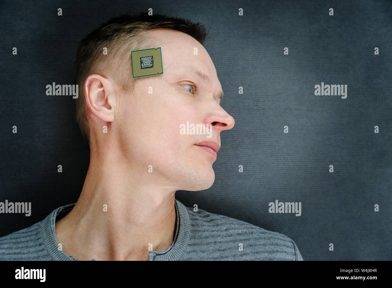 L'homme avec un CPU. Le processeur est sur la tête de l'homme temple. Banque D'Images