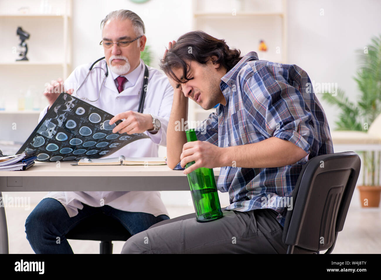 Jeune homme en vieux médecin alcoolique Banque D'Images