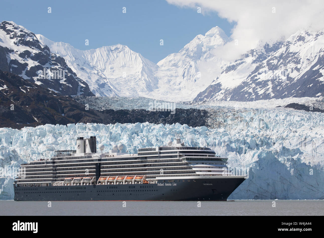 Bateau de croisière en face de Margerie Glacier, Glacier Bay National Park, Alaska. Banque D'Images