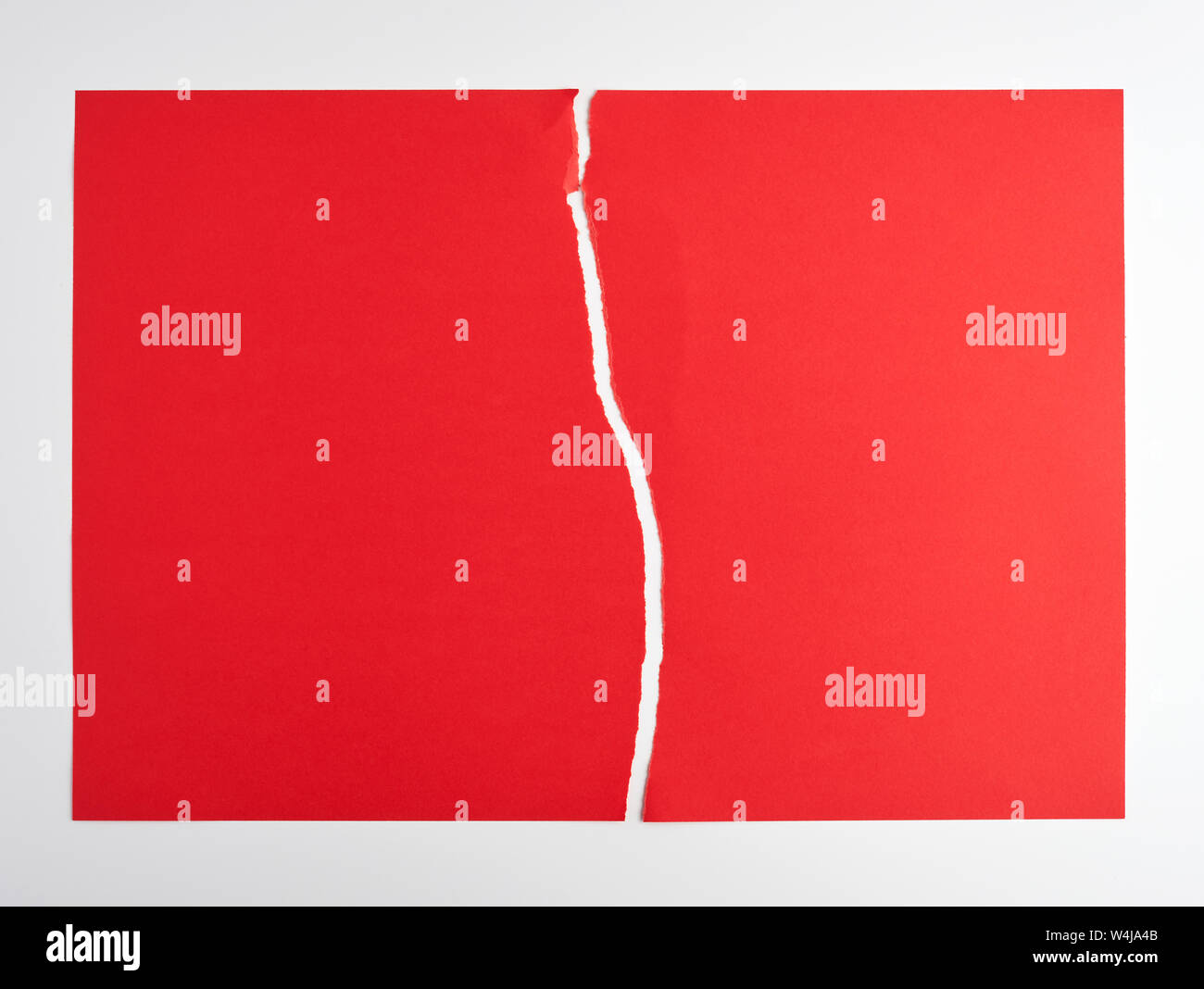 Déchiré à moitié vide en feuille de papier rouge sur fond blanc, Close up Banque D'Images