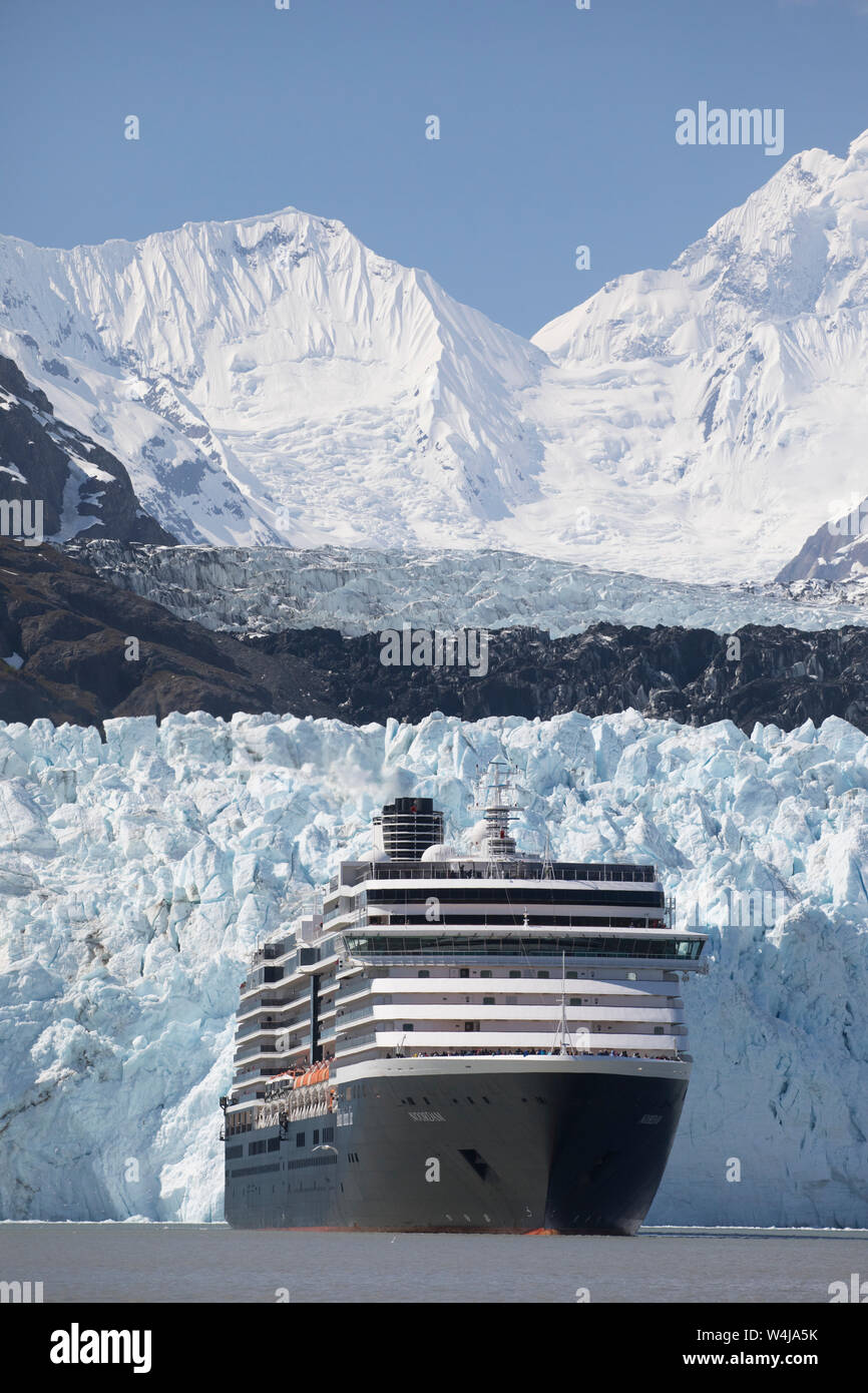 Bateau de croisière en face de Margerie Glacier, Glacier Bay National Park, Alaska. Banque D'Images