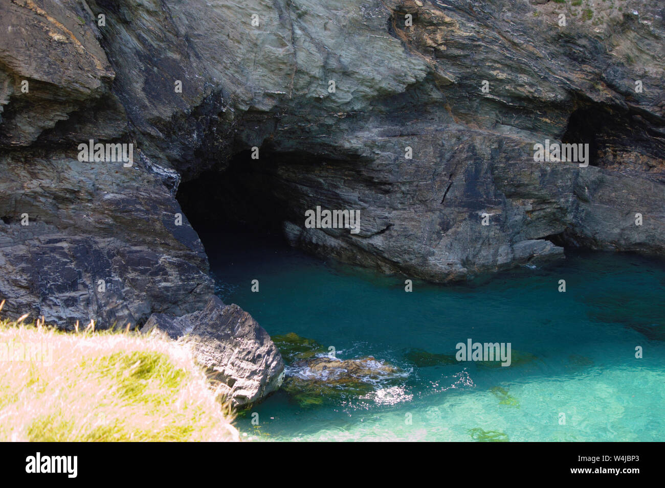Merlin's cave à Tintagel, Cornwall, Royaume-Uni. Banque D'Images