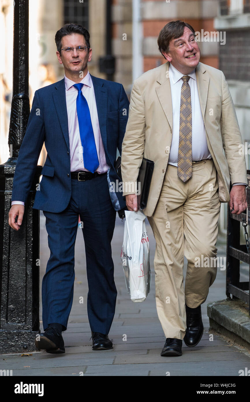 Londres, Royaume-Uni. 23 juillet, 2019. Steve Baker MP (l), vice-président de la pro-européenne Brexit Research Group (ERG), et John Whittingdale MP (r) arriver à assister à une célébration à Westminster de l'élection de Boris Johnson comme chef du parti conservateur, et le remplacement de Theresa peut en tant que premier ministre organisée par l'ERG. Credit : Mark Kerrison/Alamy Live News Banque D'Images