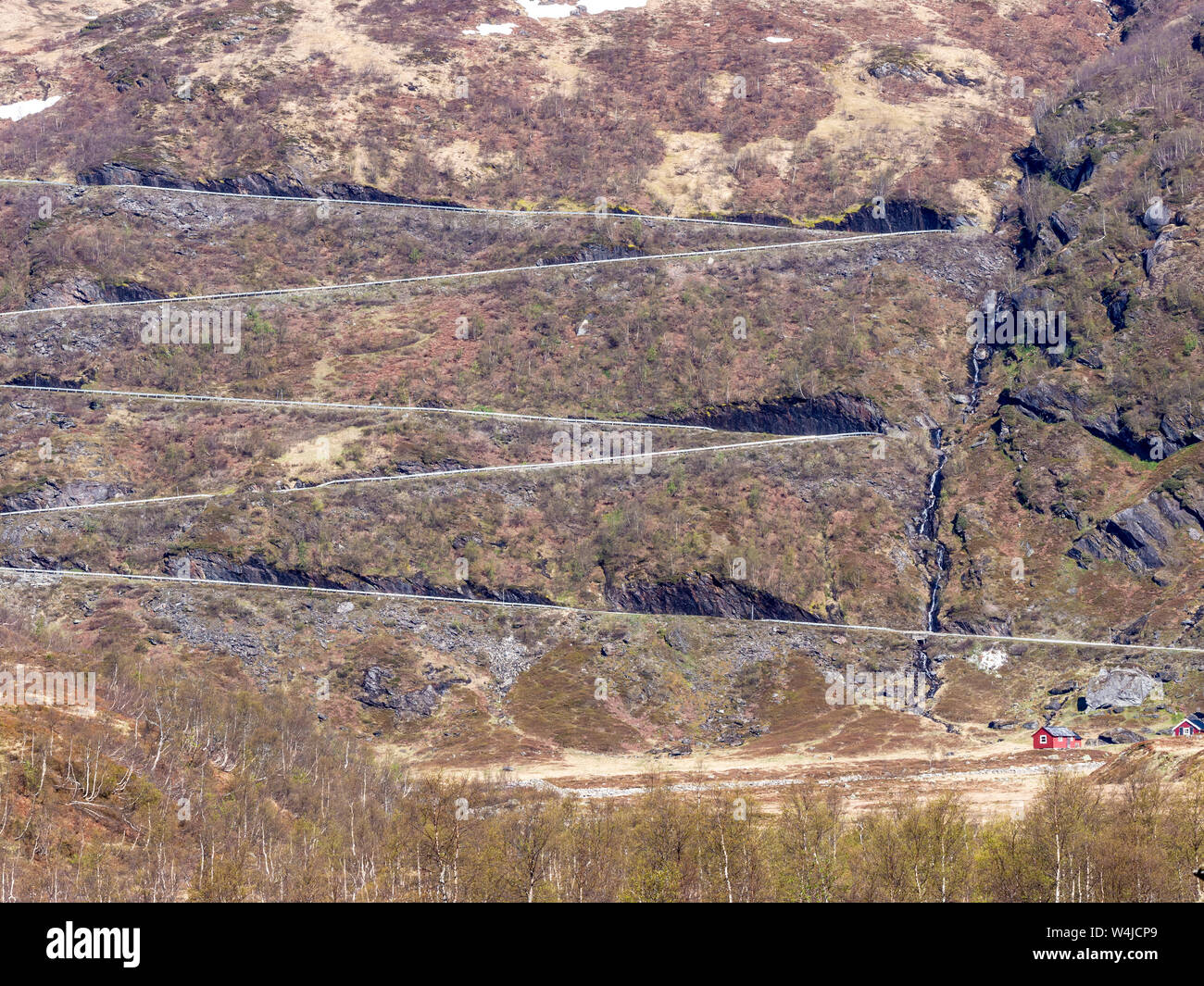 Au cours de la route du col de la montagne, Vikafjell entre et Hardanger du Sognefjord, serpentins d'une route sinueuse, au début de l'été, la Norvège Banque D'Images