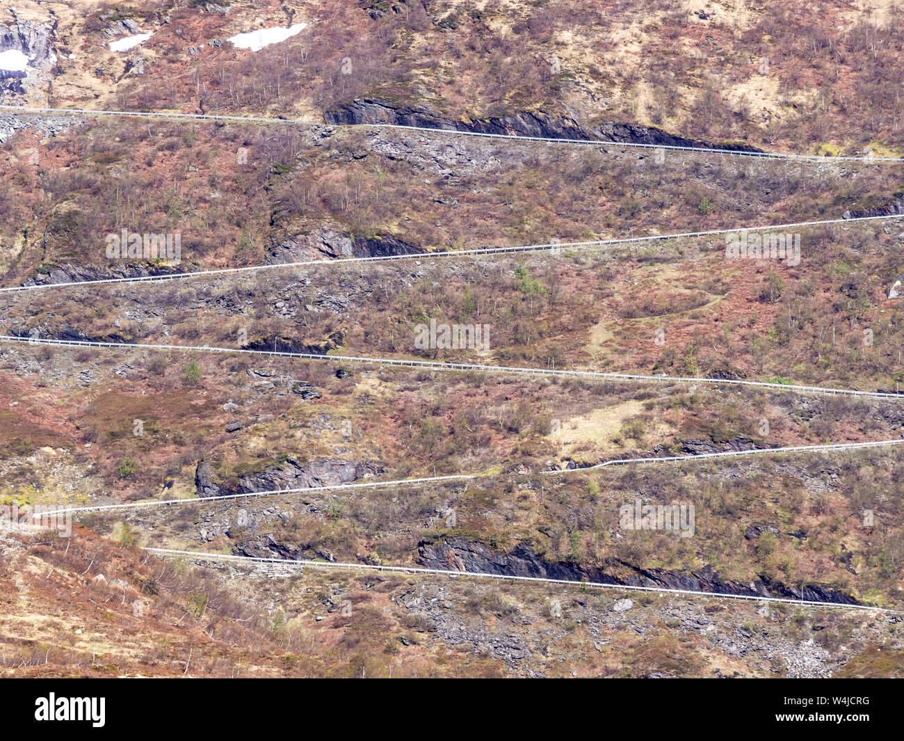 Au cours de la route du col de la montagne, Vikafjell entre et Hardanger du Sognefjord, serpentins d'une route sinueuse, au début de l'été, la Norvège Banque D'Images