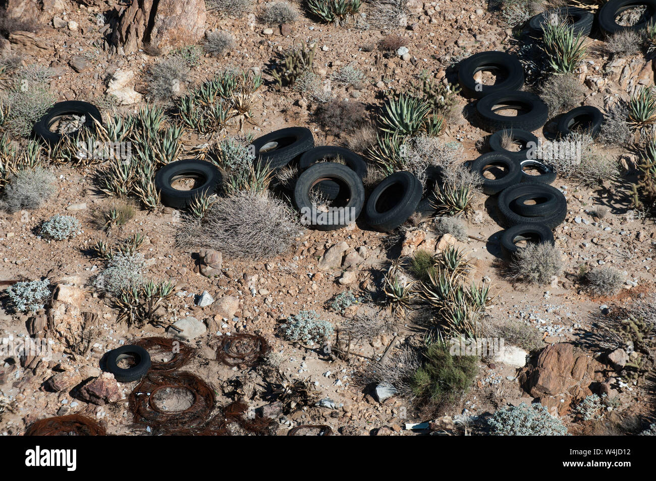 La Basse-Californie, au Mexique : La Rumorosa, pneu dump. Banque D'Images
