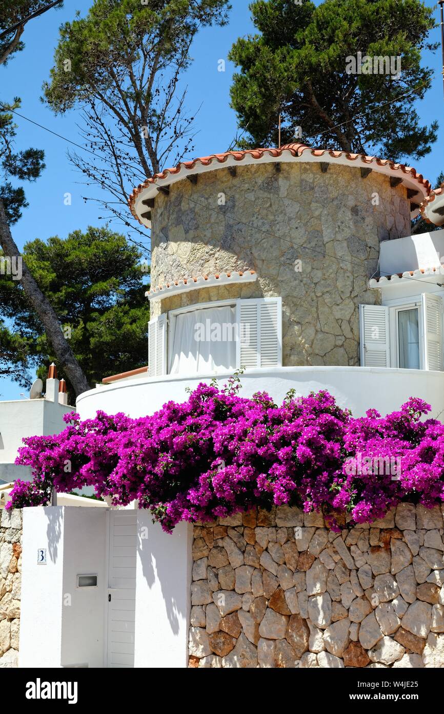 L'Espagnol moderne villa dans la station balnéaire de Cala Blanca Menorca Ciutadella Îles Baléares Espagne Europe Banque D'Images