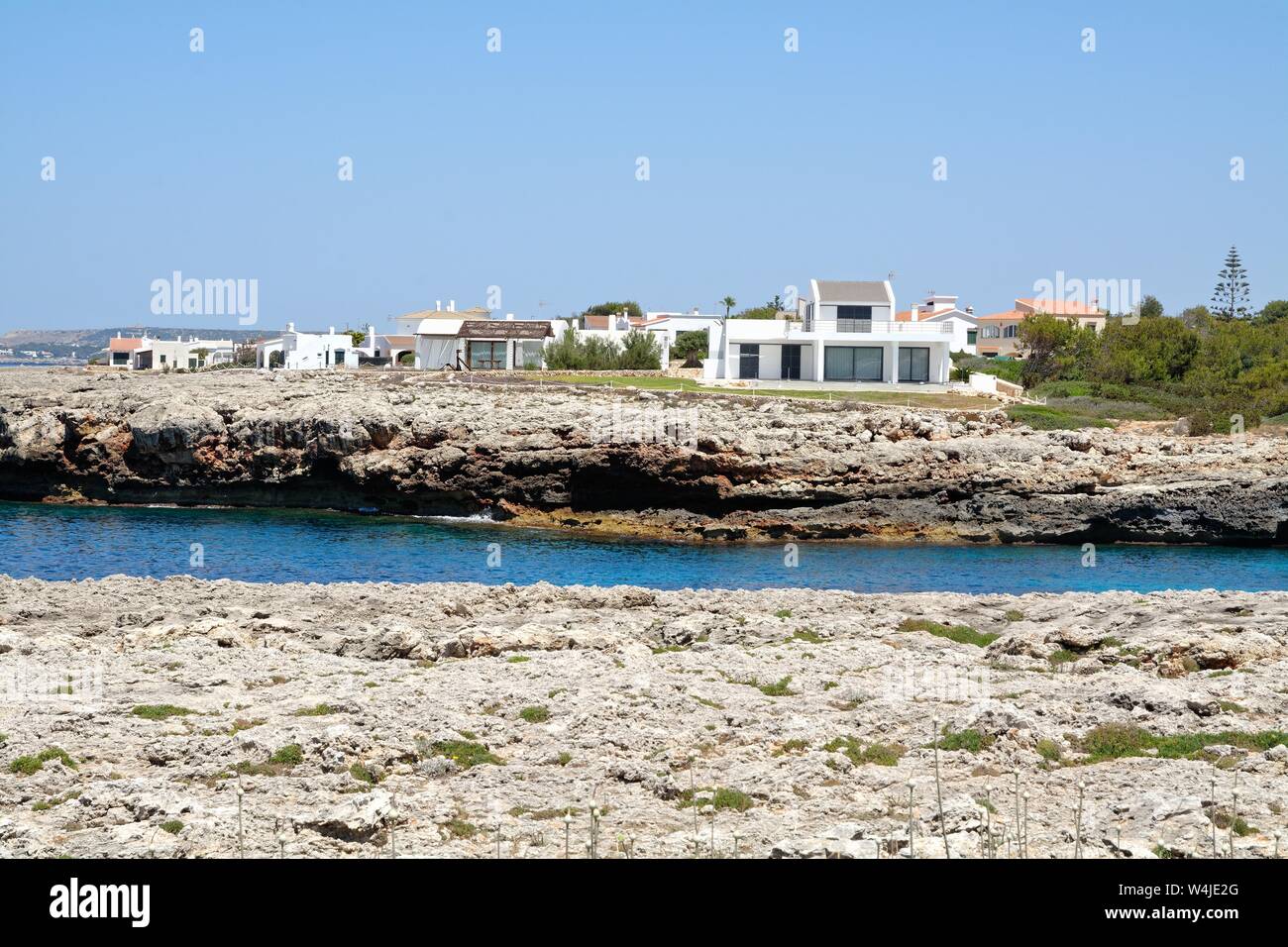 Villas espagnoles modernes dans la station balnéaire de Cala Blanca Menorca Ciutadella Îles Baléares Espagne Europe Banque D'Images