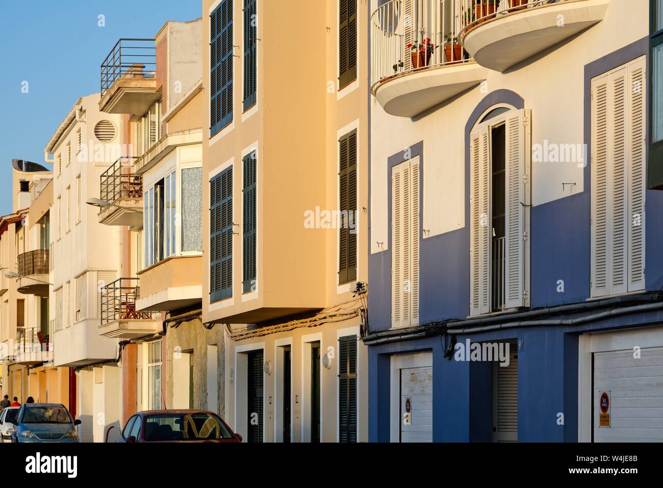 Close up of windows sur les appartements résidentiels résumé par la forte lumière du soleil du soir à Ciutadella Menorca Baléares Espagne Europe Banque D'Images