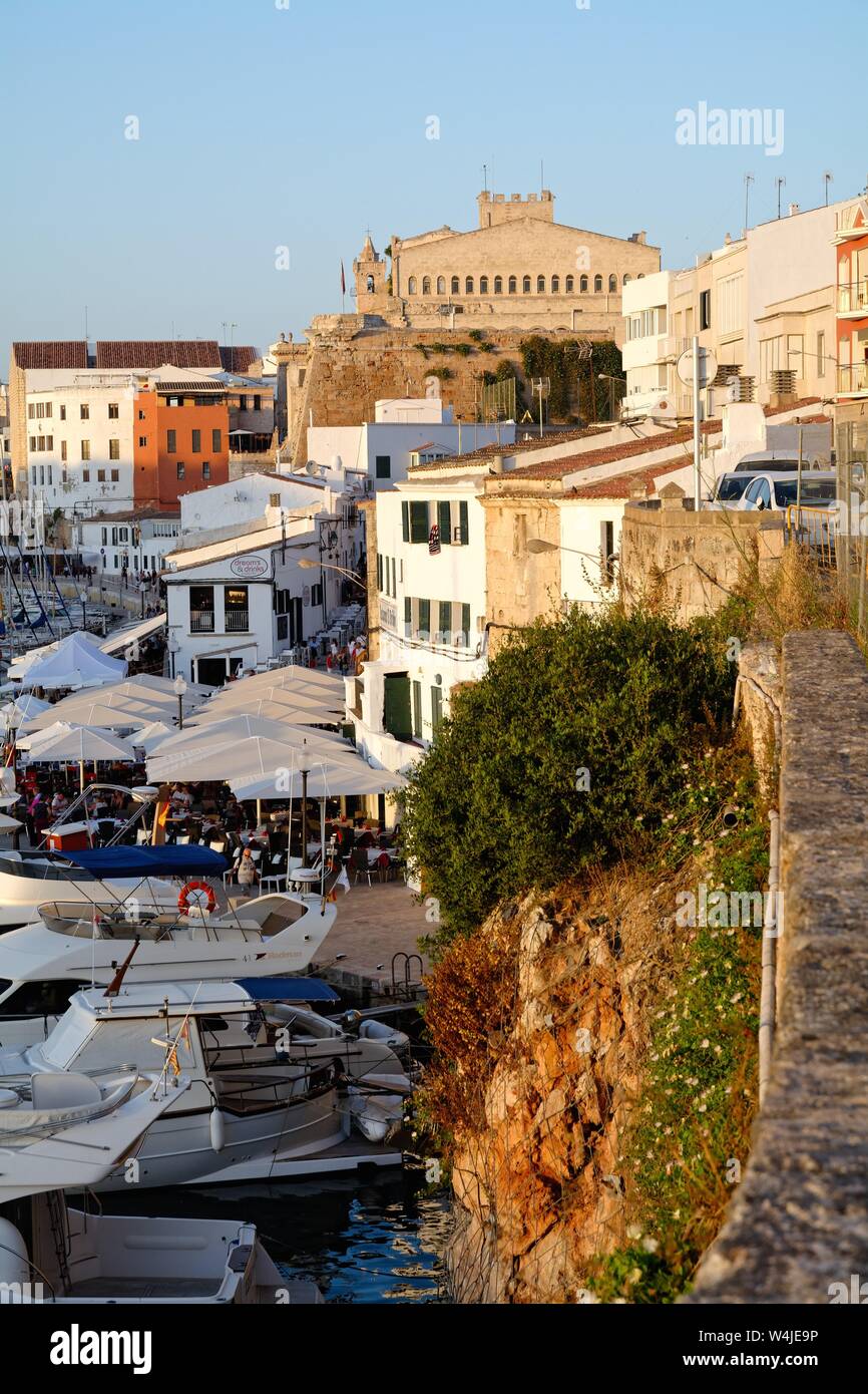 Le port de Ciutadella par une chaude soirée d'été aux Îles Baléares Minorque espagne Europe Banque D'Images