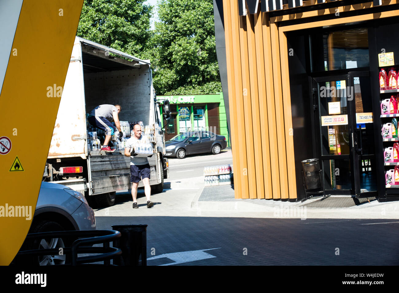 Les opérateurs logistiques transporter des boissons et des collations à la station essence BRSM mini-marché pour répondre à la demande d'arrêt touristique populaire sur le chemin de Kiev à Tchernobyl. Banque D'Images