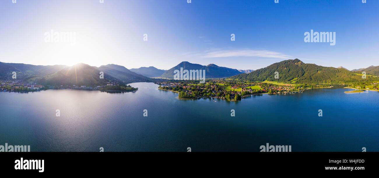 Le lac Tegernsee au lever du soleil, townsmall gauche, milieu Rottach-Egern Tegernsee et Wallberg, drone photo, Haute-Bavière, Bavière, Allemagne Banque D'Images