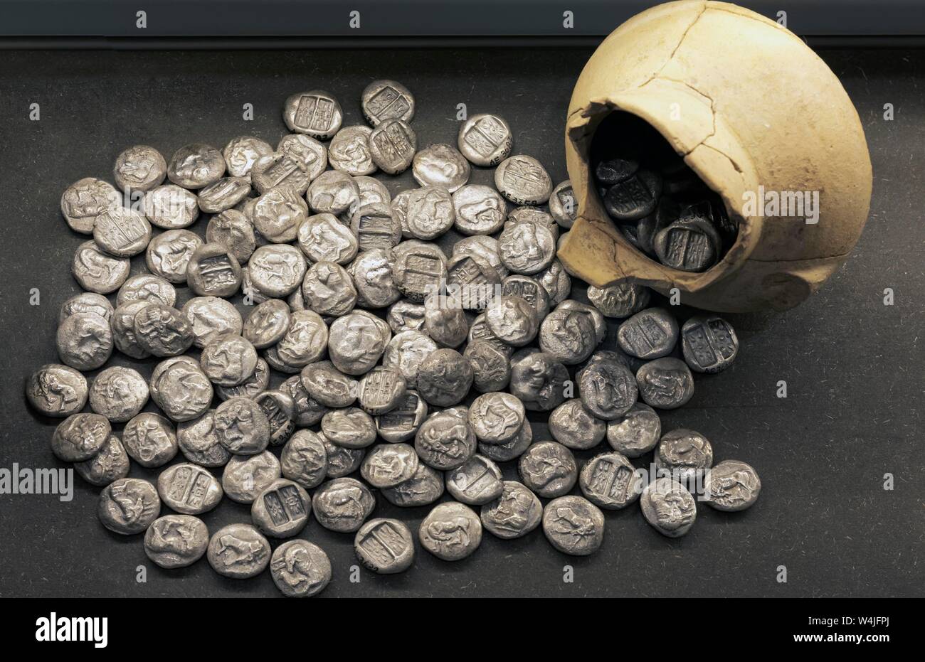Avec le grec ancien navire de pièces d'argent, Cherryrian stater à partir du 5e siècle avant J.-C., de l'argent treasure, musée archéologique, l'île de Corfou, la ville Banque D'Images