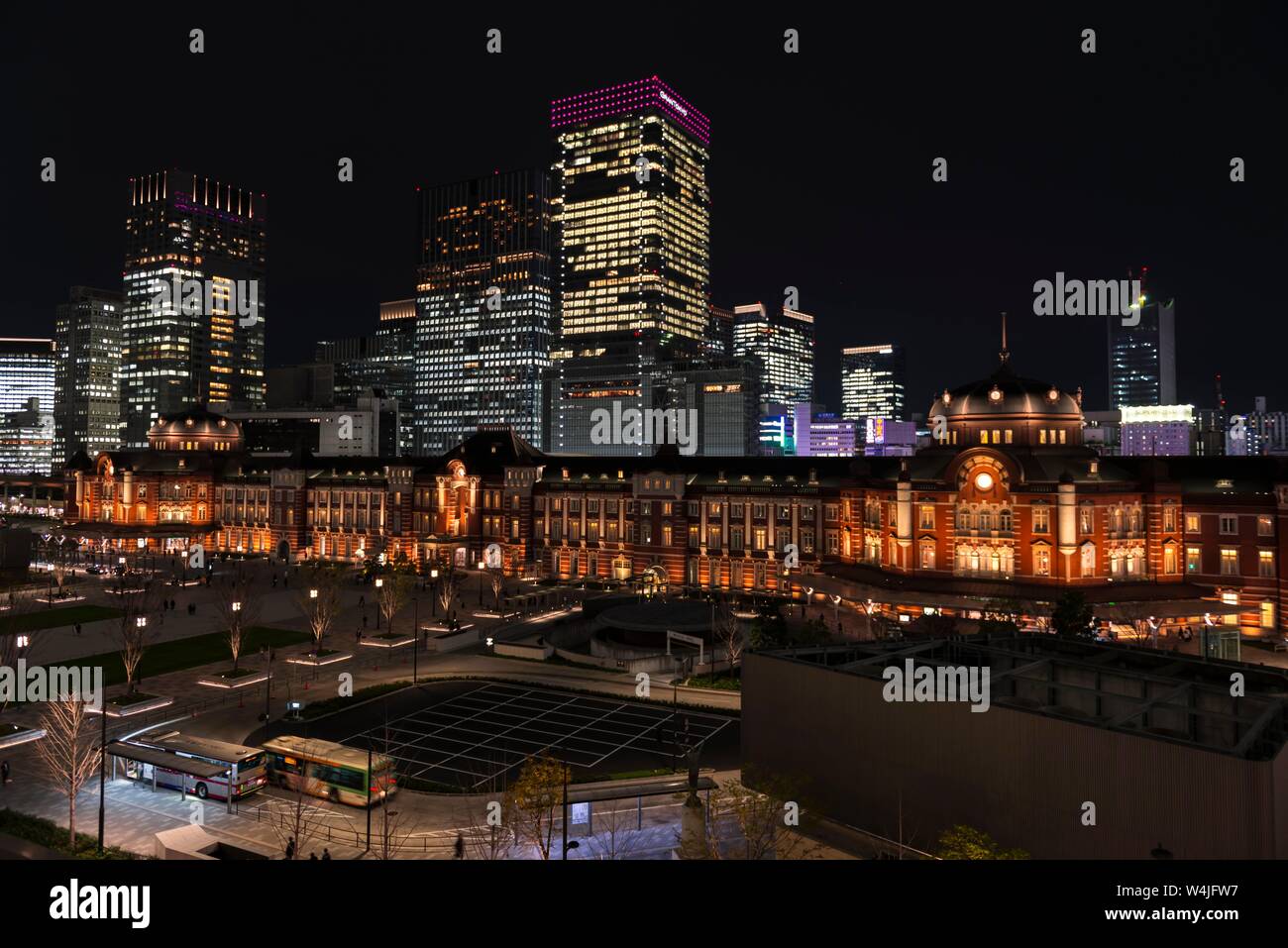 La gare de Tokyo de nuit, Gare centrale, quartier d'affaires de Marunouchi, Tokyo, Japon Banque D'Images