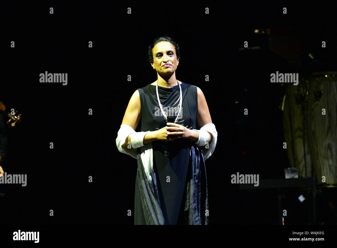 Napoli, Italie. 23 juillet, 2019. La chanteuse israélienne Achinoam Nini ainsi connu sous le nom de Noa en live à l'Arène Flegrea à Naples avec sa tournée mondiale "Lettres à Bach". Credit : Paola Visone/Pacific Press/Alamy Live News Banque D'Images