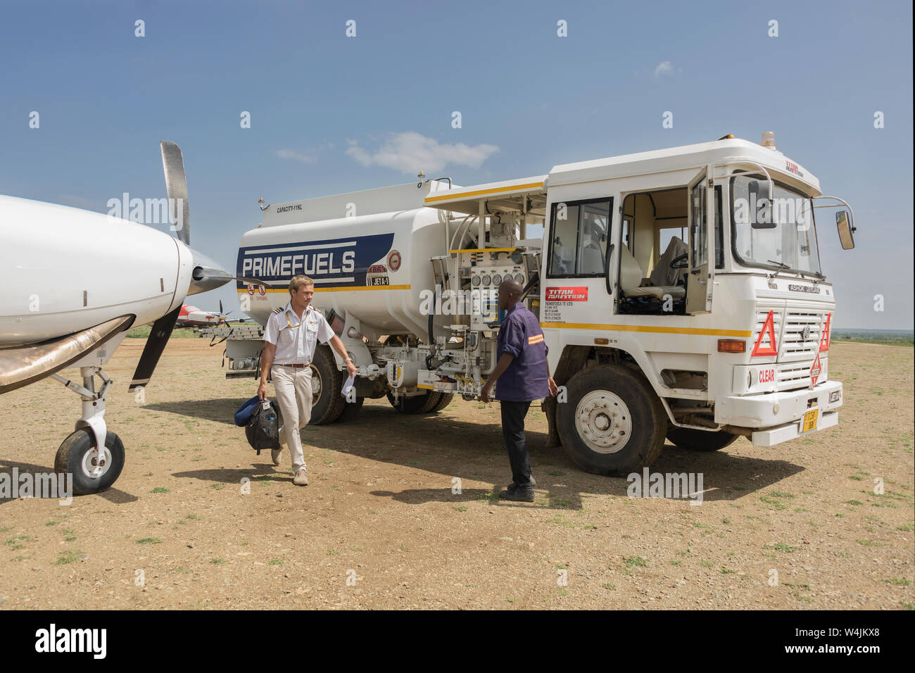 Faire le plein, l'aéroport Seronera, Serengeti, Tanzanie Banque D'Images