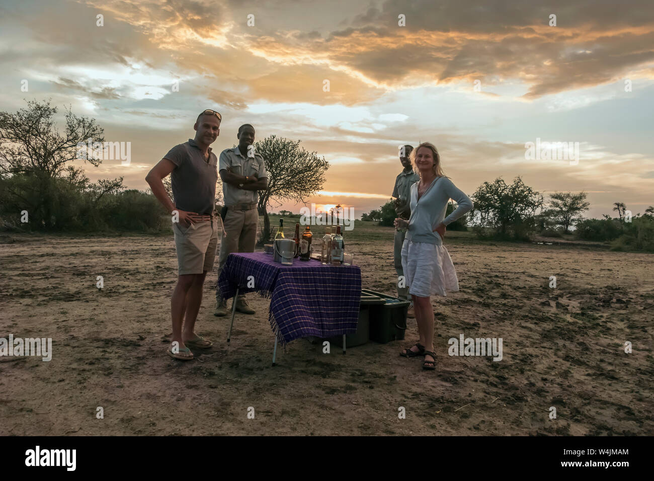 Des cocktails au coucher de soleil dans le Grumeti Game Reserve, Serengeti, Tanzanie Banque D'Images