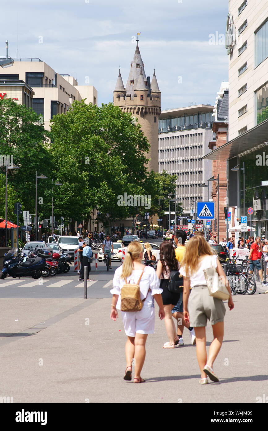 Francfort, Allemagne - Juillet 06, 2019 : les piétons et les visiteurs de se promener à travers la ville sur une rue commerçante à Thurn-et-Taxis-Square sur Juillet 06, 201 Banque D'Images
