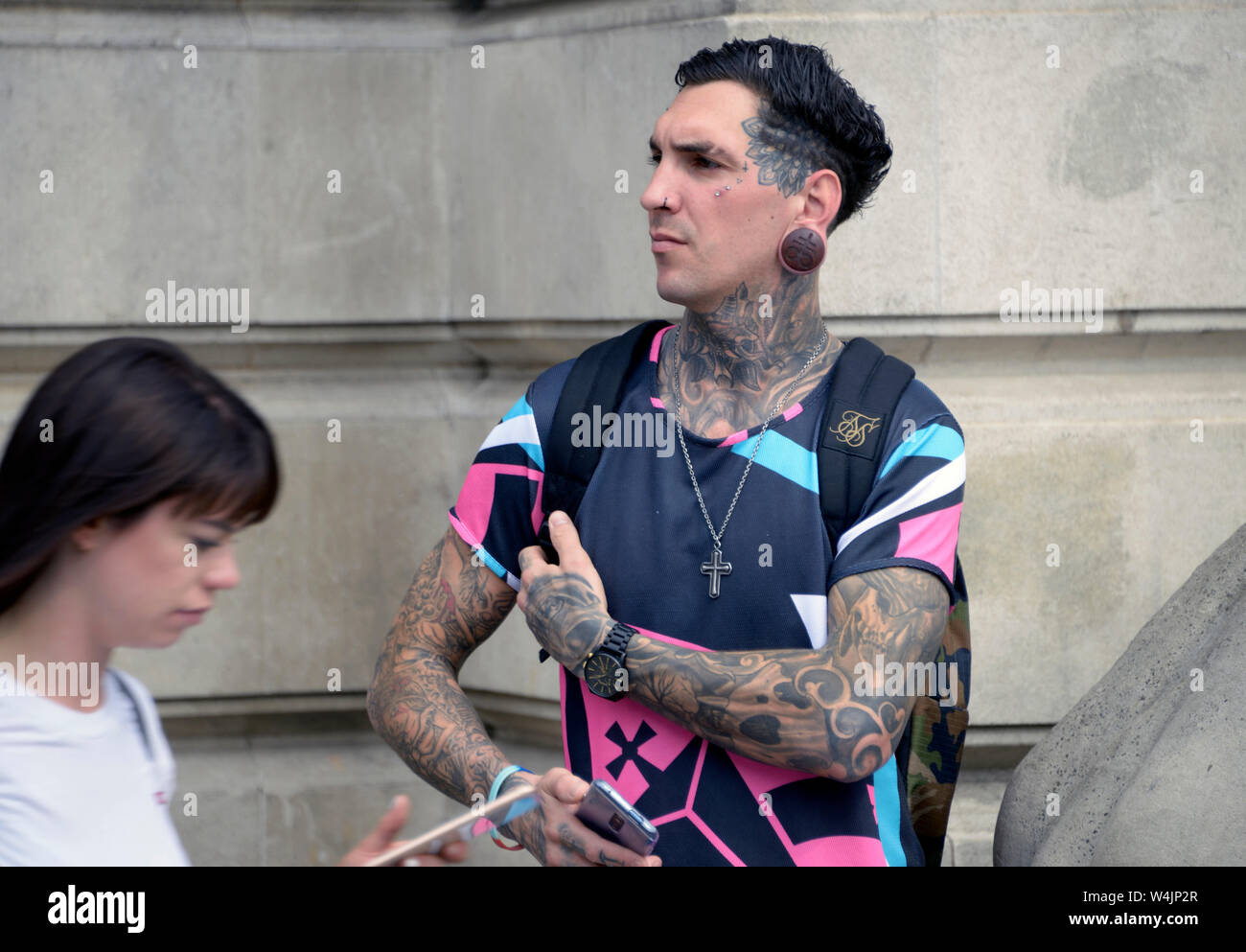Tattooed man waiting by the Lion, Nottingham. Banque D'Images