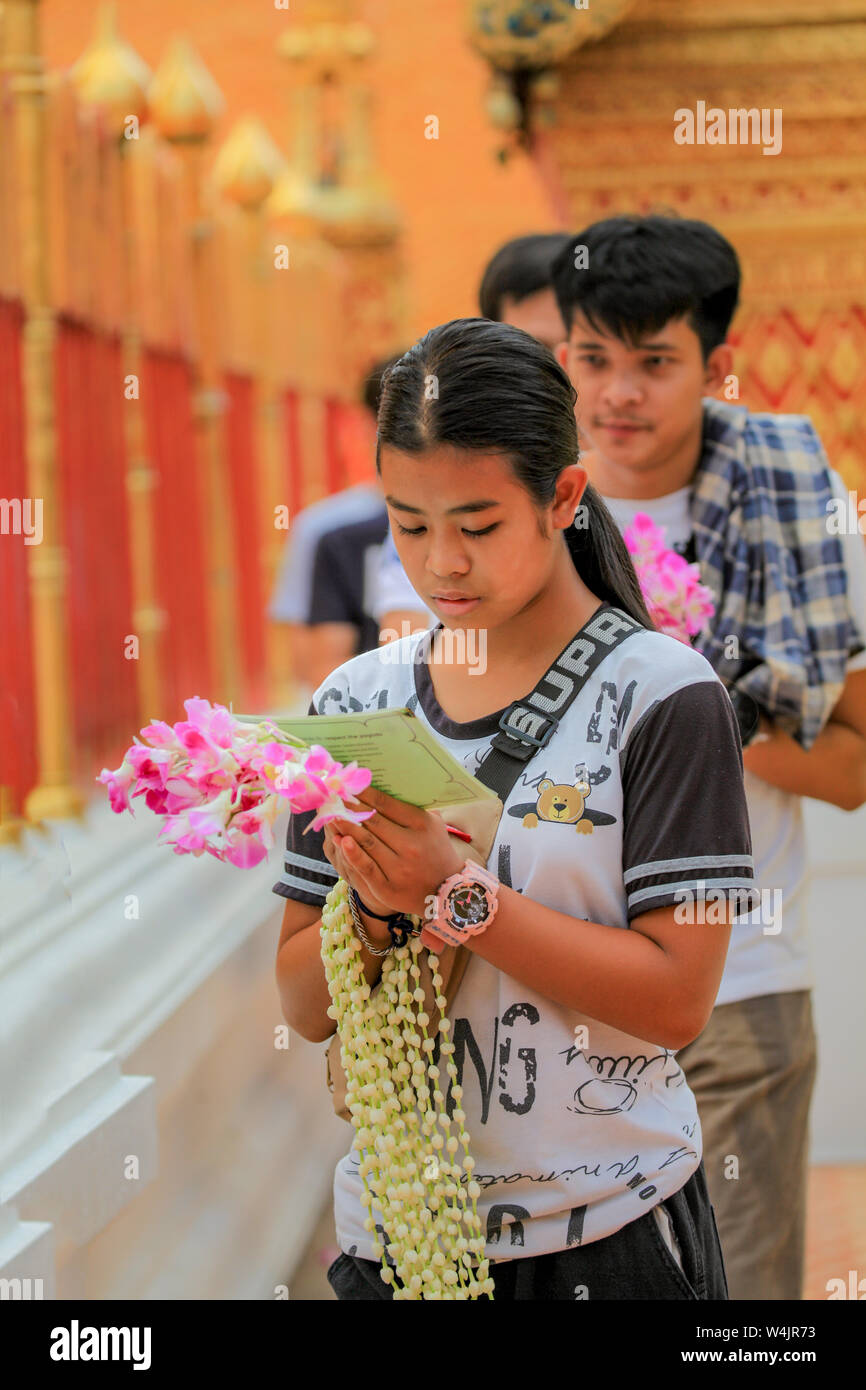 Les bouddhistes offrir des Prières et dévotions à Bouddha au Wat Phra That Doi Suthep près de Chiang Rai, dans le Nord de la Thaïlande. Banque D'Images