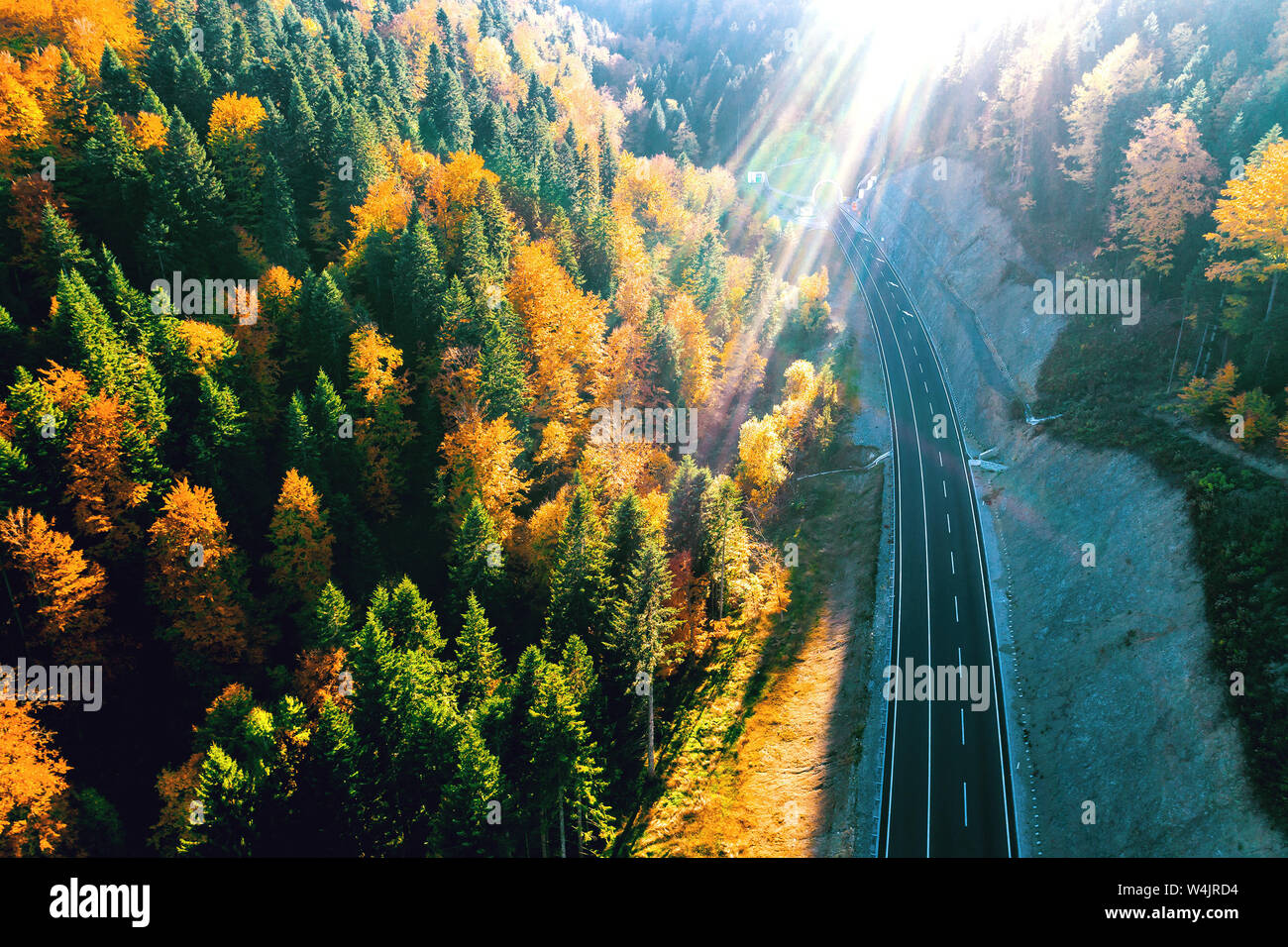 Vue aérienne de drone montagne viaduc et route moderne avec tunnel Karaula en Bosnie-Herzégovine. Connexion entre Sarajevo et Tuzla. Ima tonique Banque D'Images
