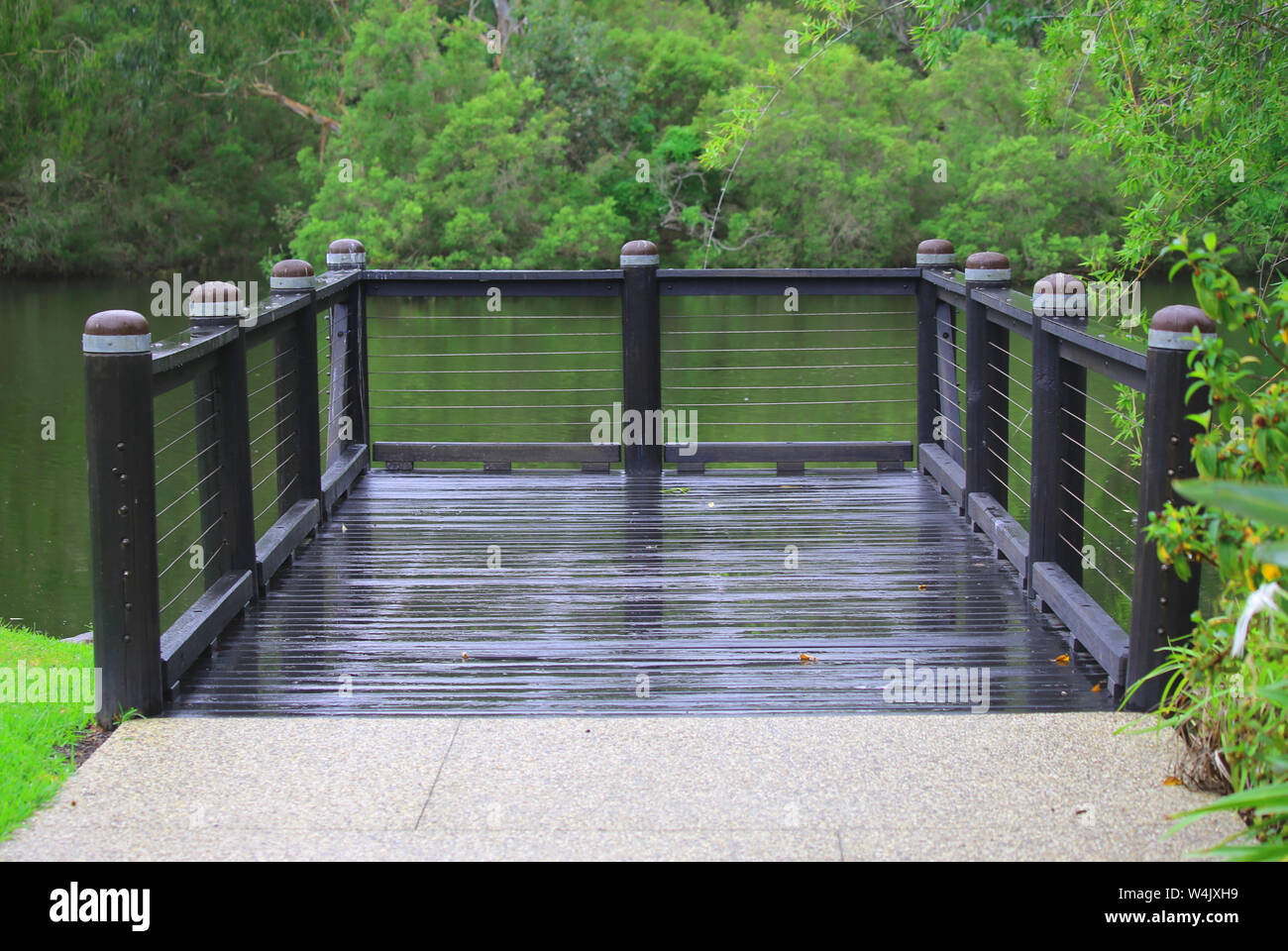 Un pont qui ne mène nulle part un jour de pluie Banque D'Images