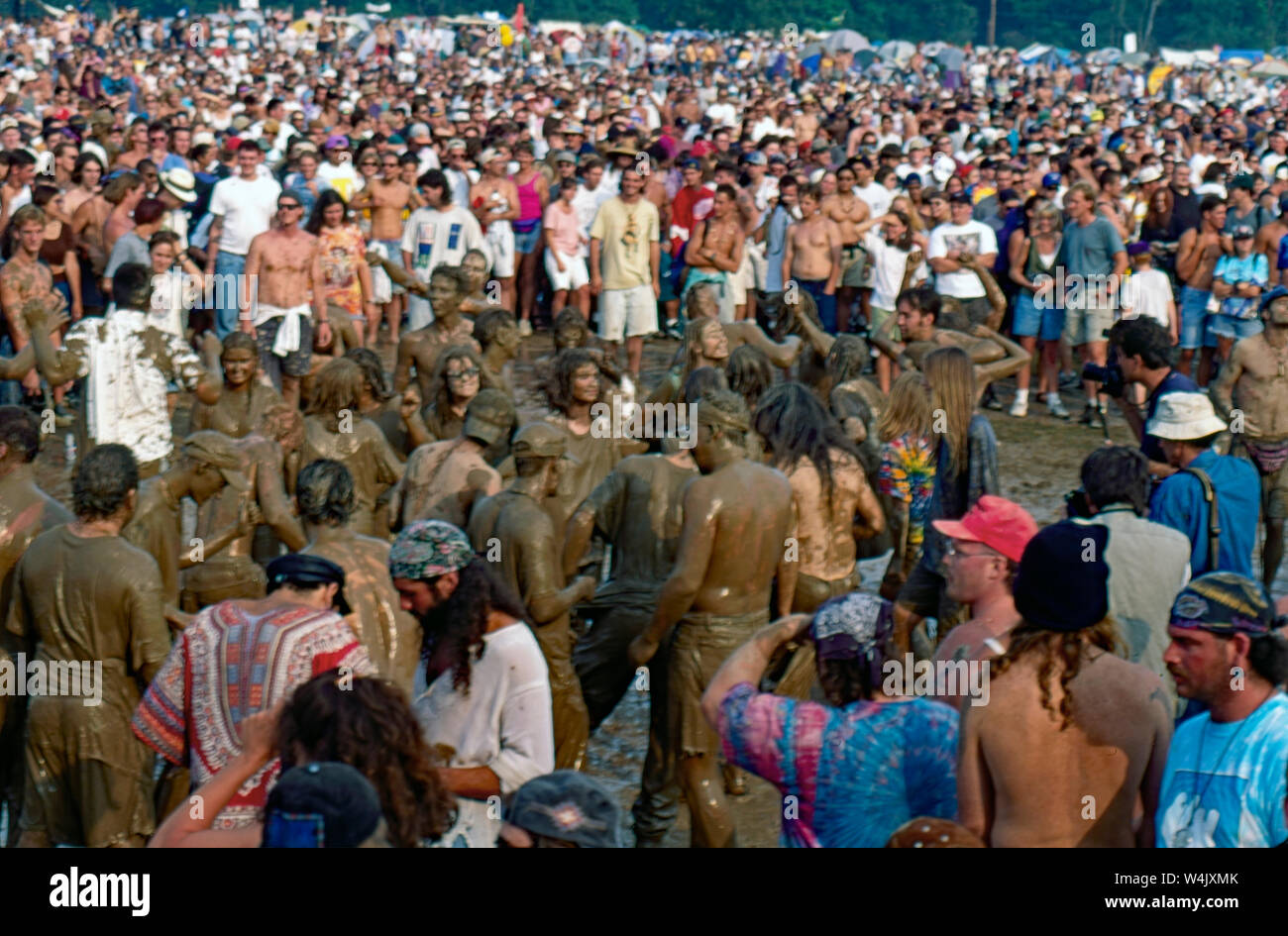 Saugerties, New York, USA, août 1994 remplir la foule immense champs boueux au Winston ferme durant un festival de musique de Woodstock 94 pour commémorer le 25e anniversaire de l'original festival de Woodstock Banque D'Images