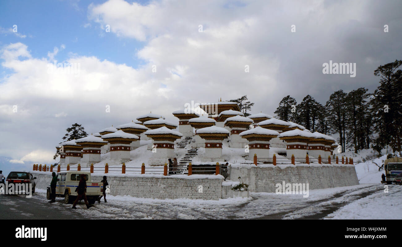 Dochula Pass dans la neige, le col de montagne sur la route de Thimpu à Punakha, avec 108 chortens Banque D'Images