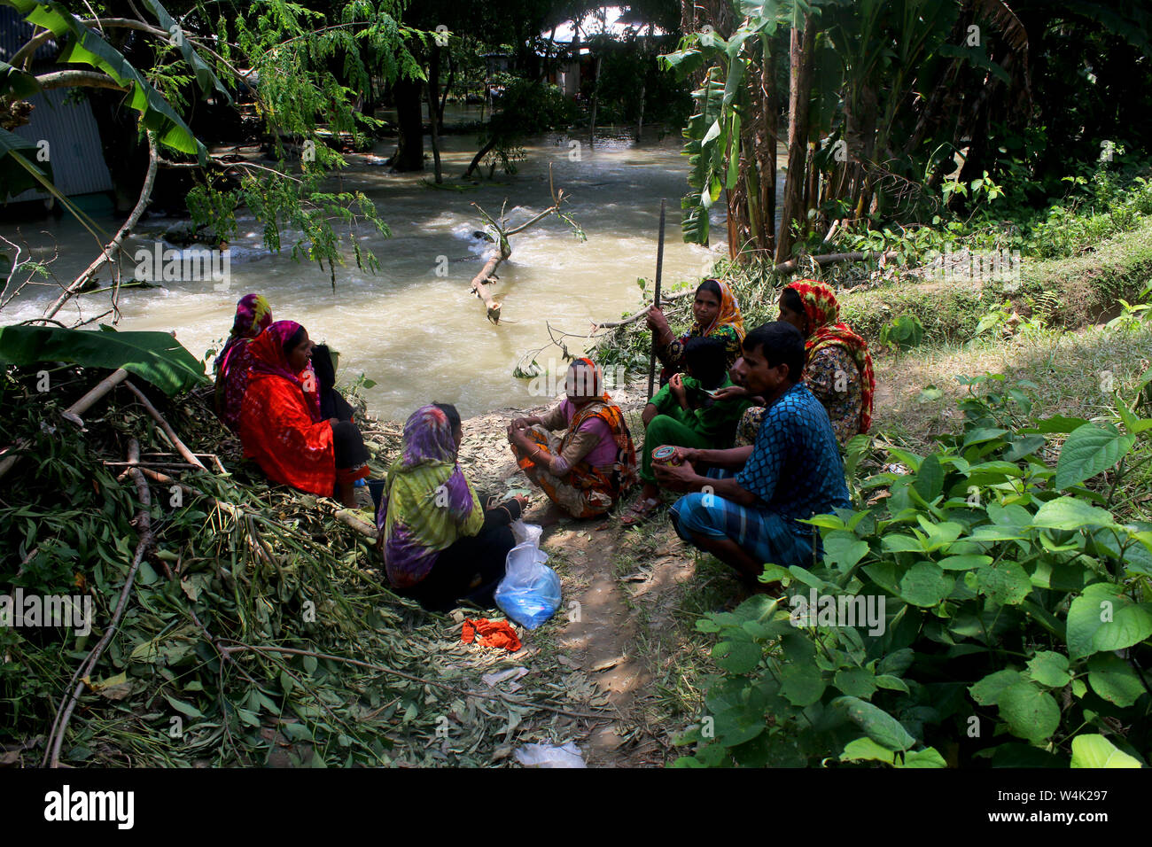 Tangail, au Bangladesh. 23 juillet, 2019. Les gens s'abritent près de la route à la suite de fortes pluies de mousson dans une zone touchée par les inondations à Tangail.plus de millions de personnes ont été touchées par les inondations provoquées par les pluies de mousson et rivière Overflowing en Amérique du Nord, Amérique du nord-est et les régions vallonnées au Bangladesh. Credit : SOPA/Alamy Images Limited Live News Banque D'Images