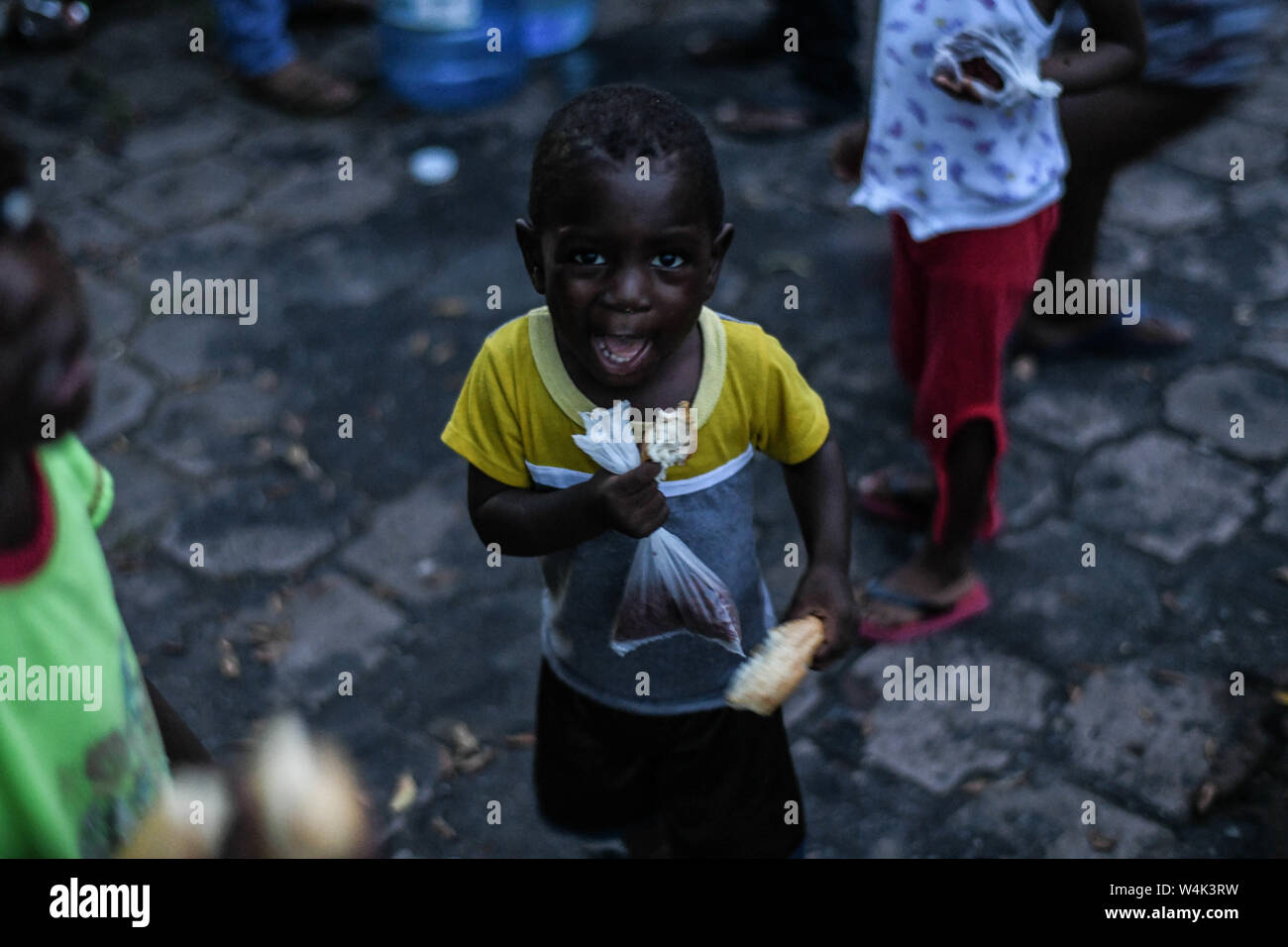 Tapachula, Chiapas, Mexique. 23 juillet, 2019. Les enfants de familles africaines et haïtiennes pour pousser l'un l'autre le mardi, en essayant d'atteindre un morceau de pain et dorlote donné par les religieuses catholiques de Mision Cristo Resusitado de Guadalajara au Mexique, à quelques pas du centre d'immigration Siglo XXI dans Tapachiula, où la plupart d'attendre trois à quatre mois pour un permis de voyage au nord de la frontière américano-mexicaine. Credit : Miguel Juarez Lugo/ZUMA/Alamy Fil Live News Banque D'Images