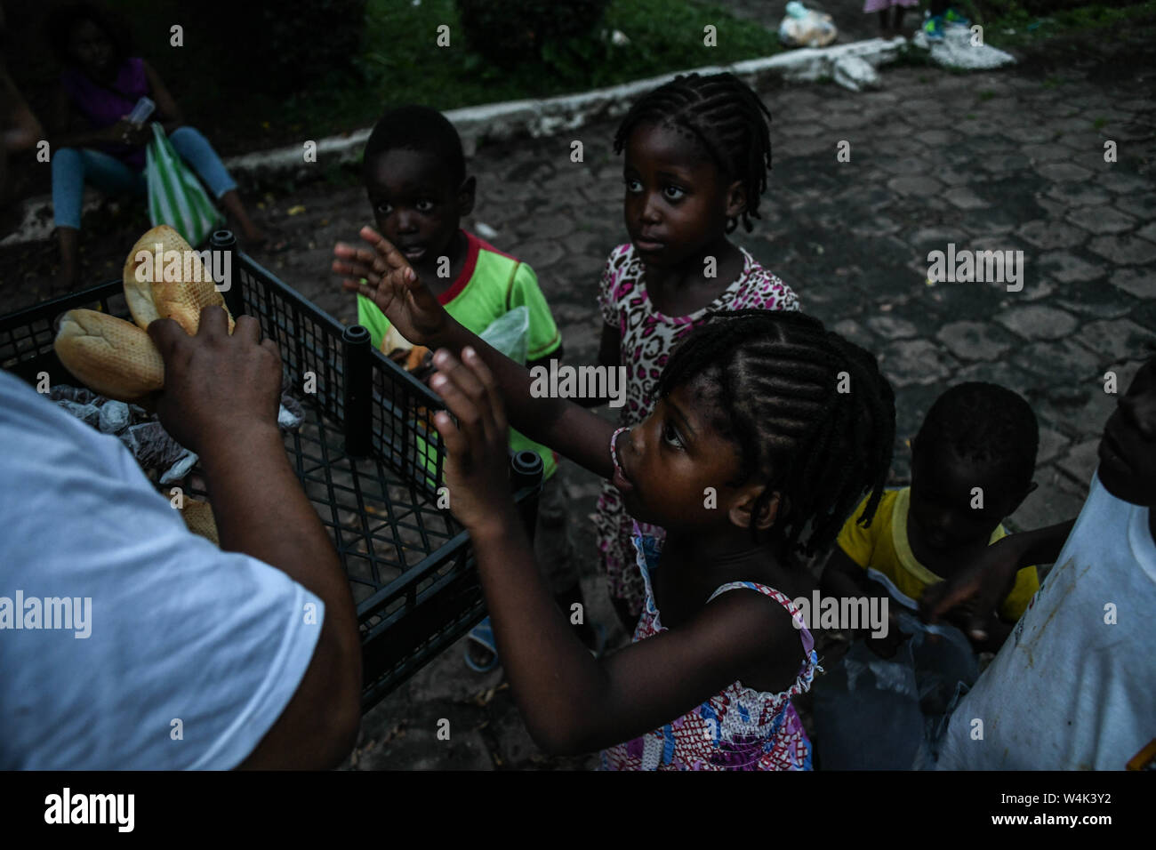 Tapachula, Chiapas, Mexique. 23 juillet, 2019. Les enfants de familles africaines et haïtiennes pour pousser l'un l'autre le mardi, en essayant d'atteindre un morceau de pain et dorlote donné par les religieuses catholiques de Mision Cristo Resusitado de Guadalajara au Mexique, à quelques pas du centre d'immigration Siglo XXI où la plupart attendre trois à quatre mois pour un permis de voyage au nord de la frontière américano-mexicaine. Credit : Miguel Juarez Lugo/ZUMA/Alamy Fil Live News Banque D'Images