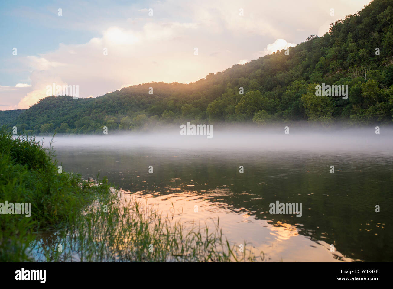 Coucher du soleil sur la Rivière Blanche dans le Mountain View, Arkansas monts Ozark Banque D'Images