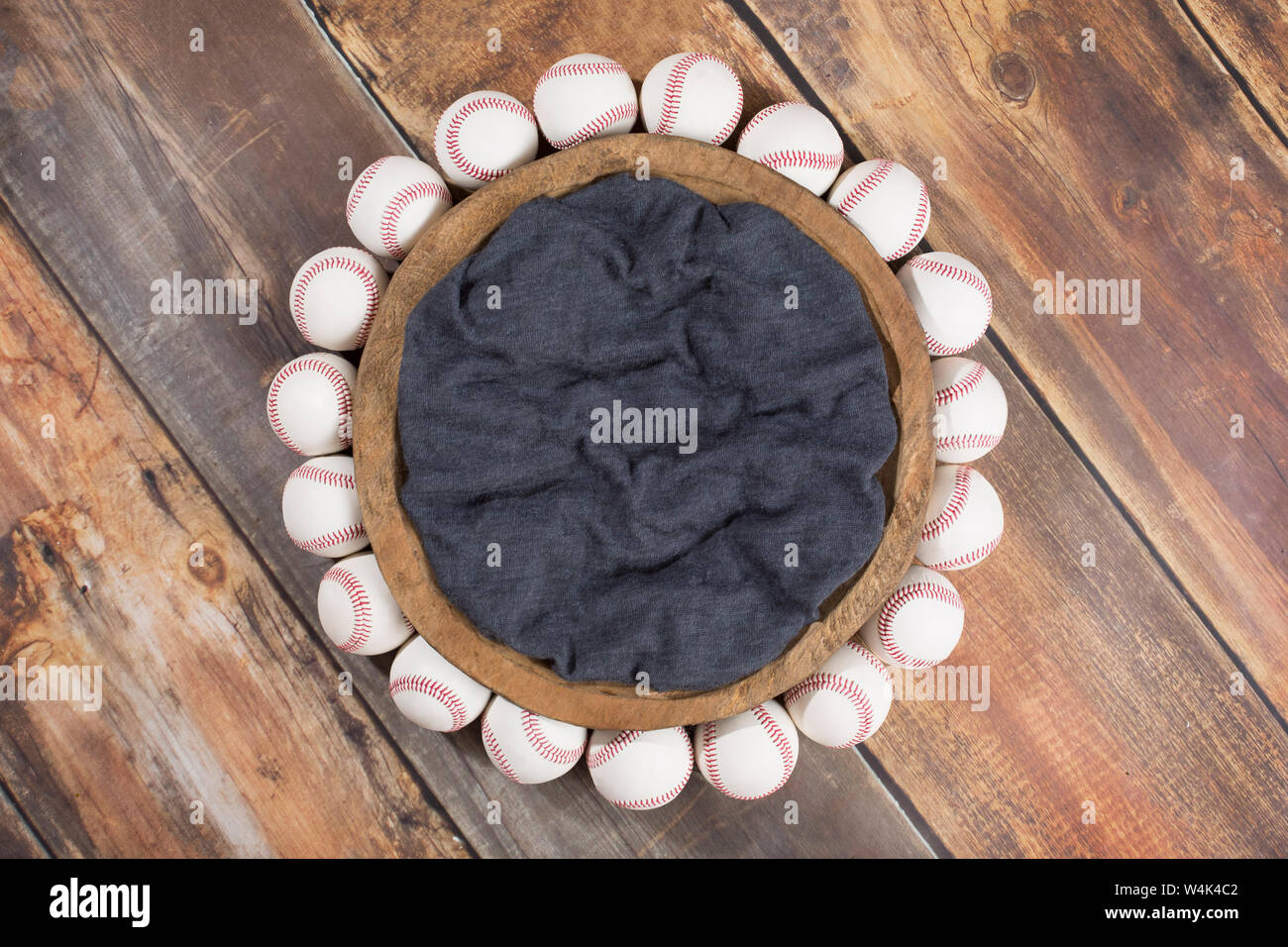 Fond numérique nouveau-né, ball autour d'un bol d'une couverture grise Banque D'Images