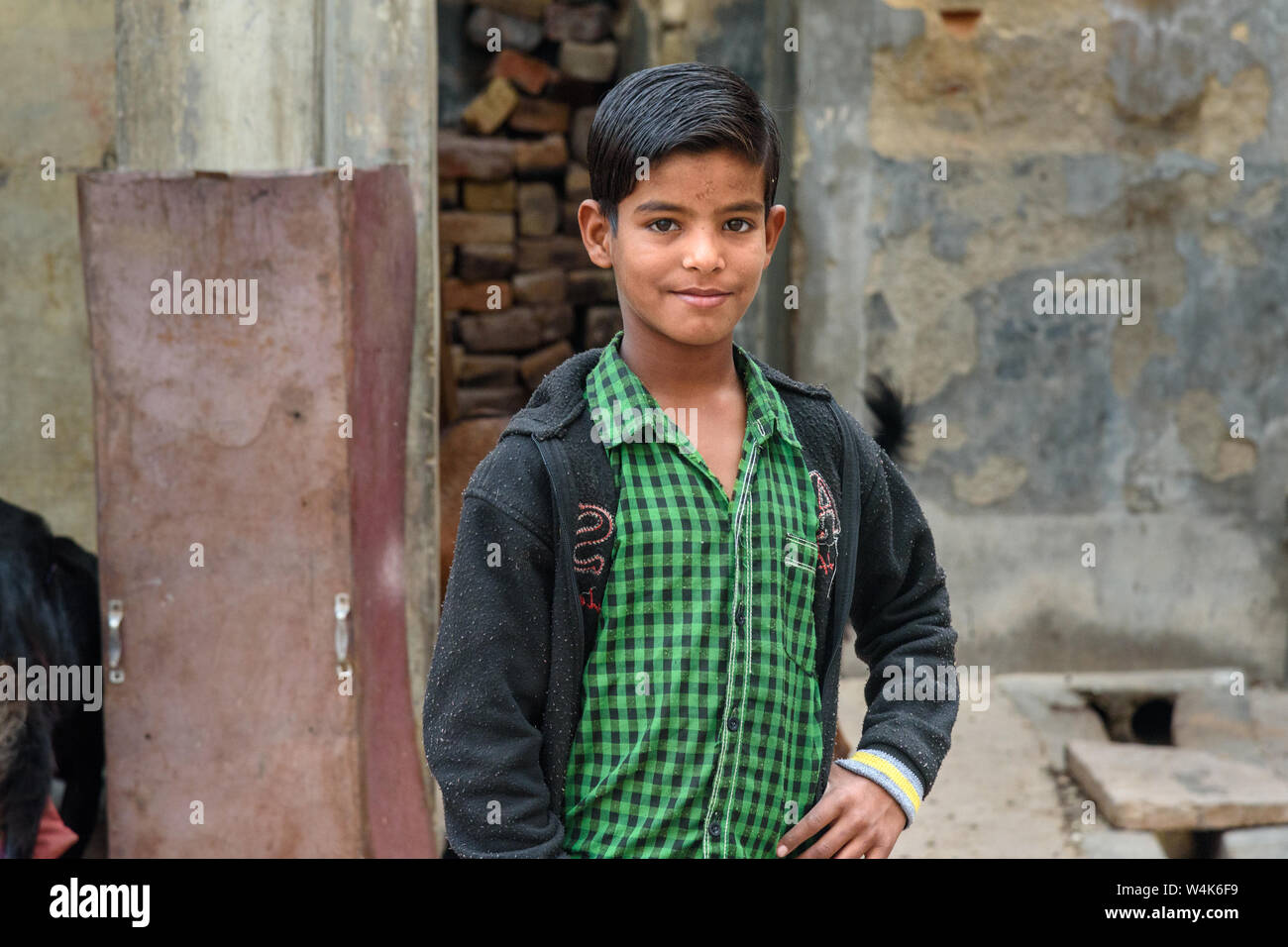 Bikaner, Inde - 11 février 2019 - Portrait de jeune garçon indien dans la rue à Bikaner. Rajasthan Banque D'Images