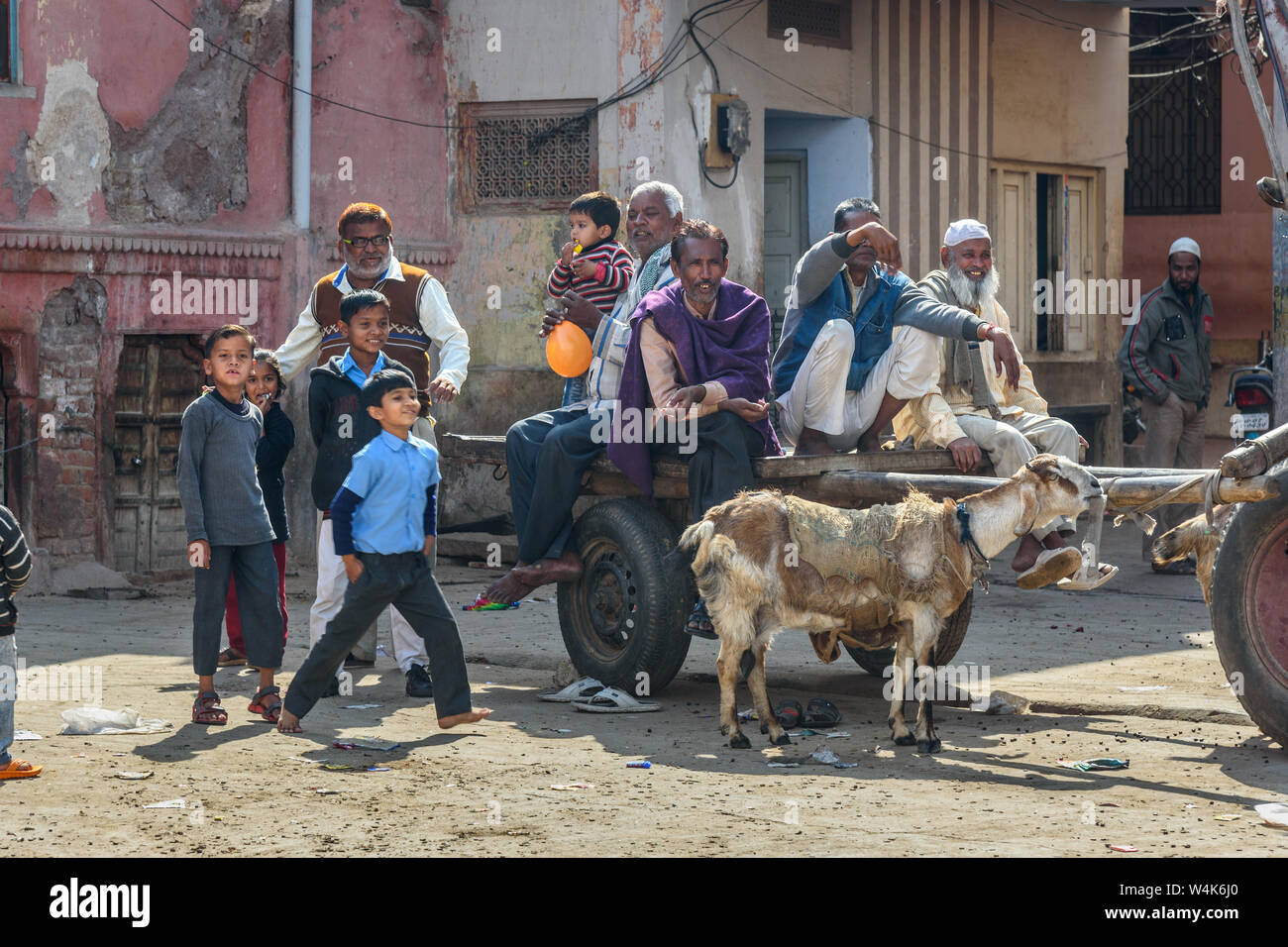 Bikaner, Inde - 12 Février 2019 : les Indiens sur le panier dans la rue dans la vieille ville de Bikaner. Rajasthan Banque D'Images