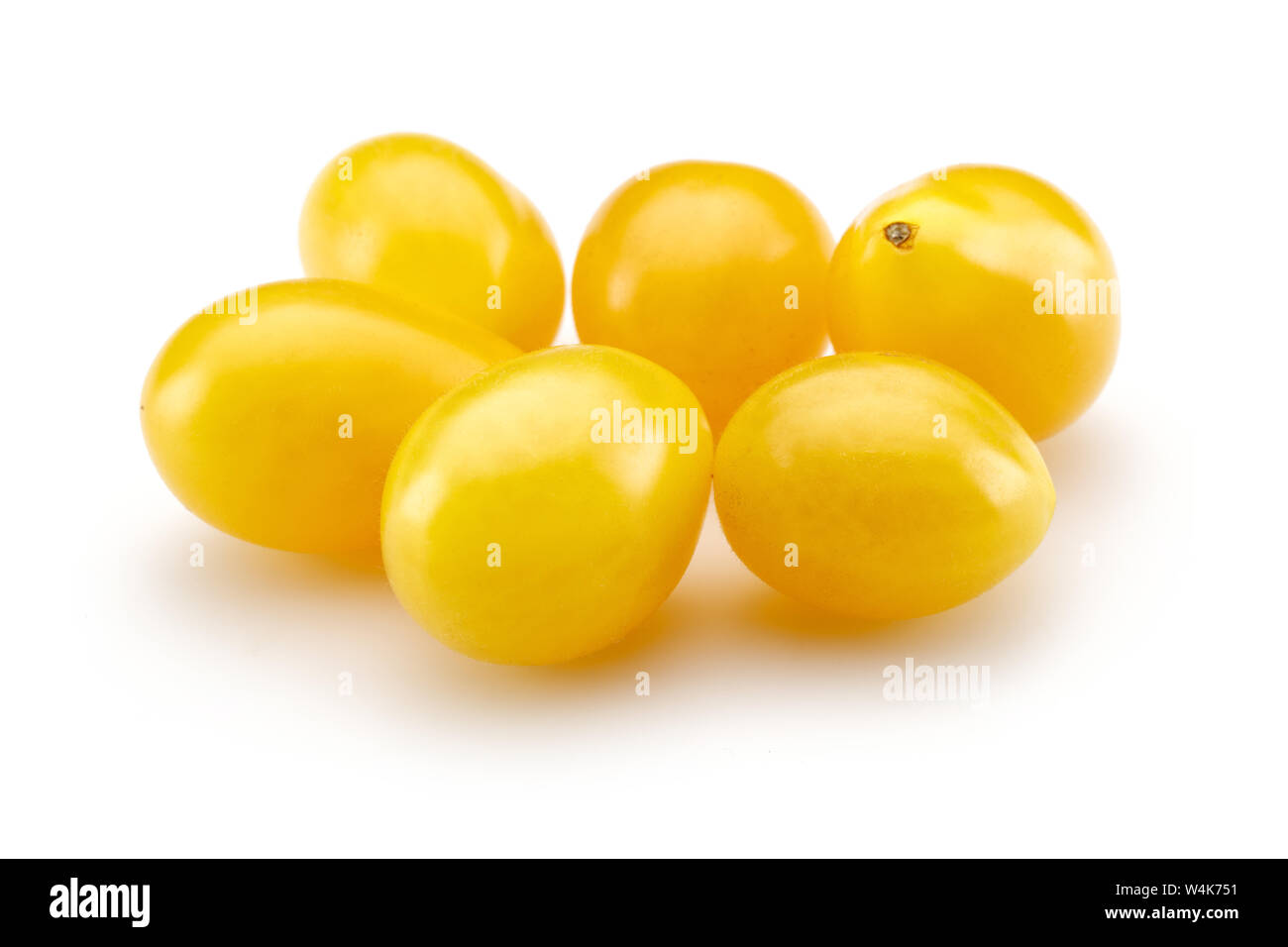 Tomates cerises jaune isolé sur fond blanc Banque D'Images