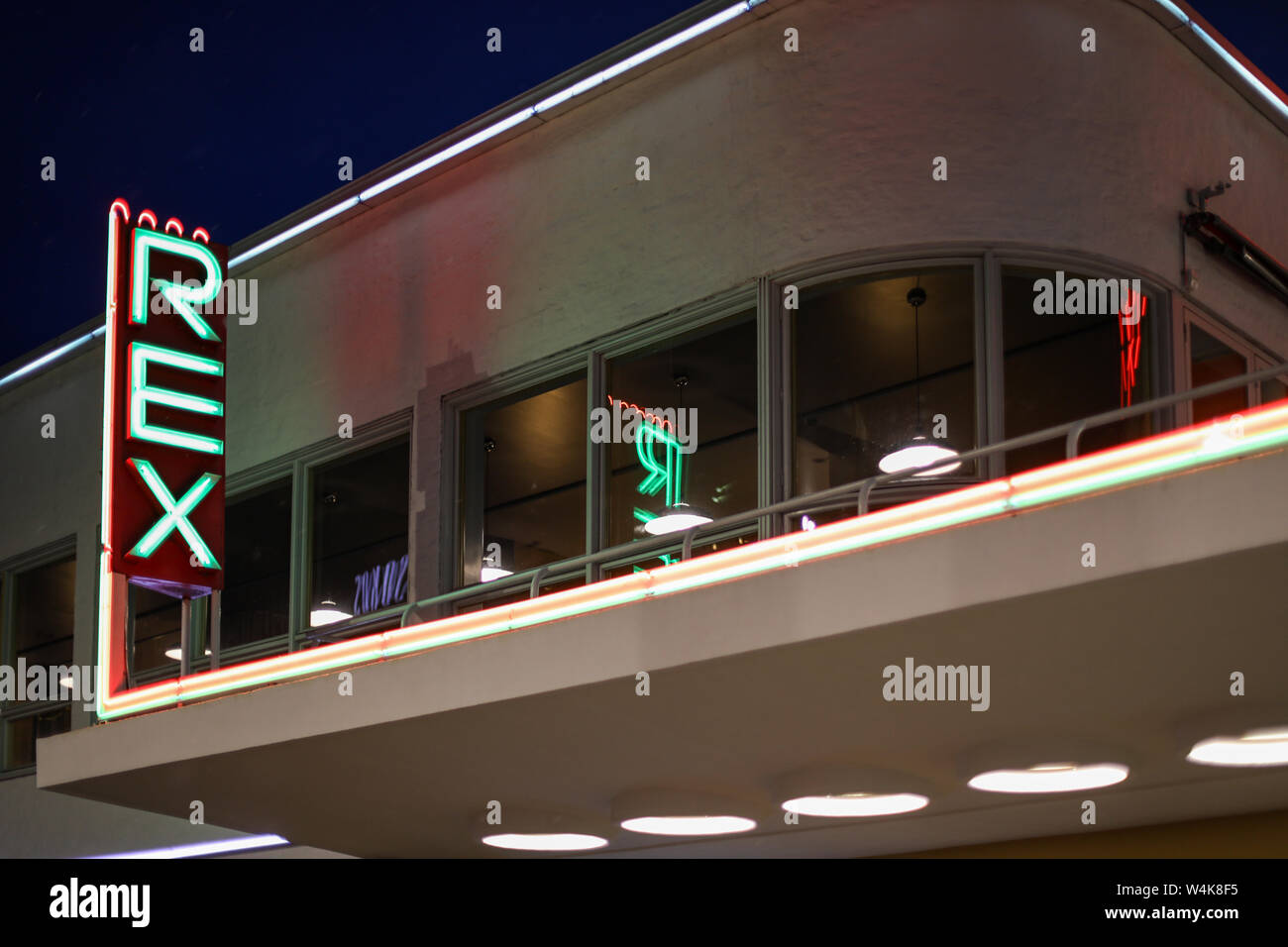 L'enseigne au néon de Bio Rex, un cinéma dans le centre de Helsinki, Finlande. Maintenant aussi un signe pour Amos Rex art museum. Banque D'Images