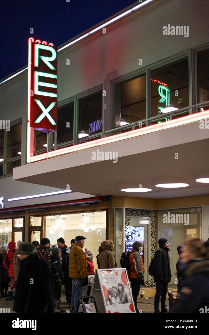 Néons iconique de Bio Rex - cinéma a ouvert ses portes en 1936, à Helsinki, en Finlande. Maintenant aussi un signe pour Amos Rex art museum opérant dans le même bâtiment. Banque D'Images