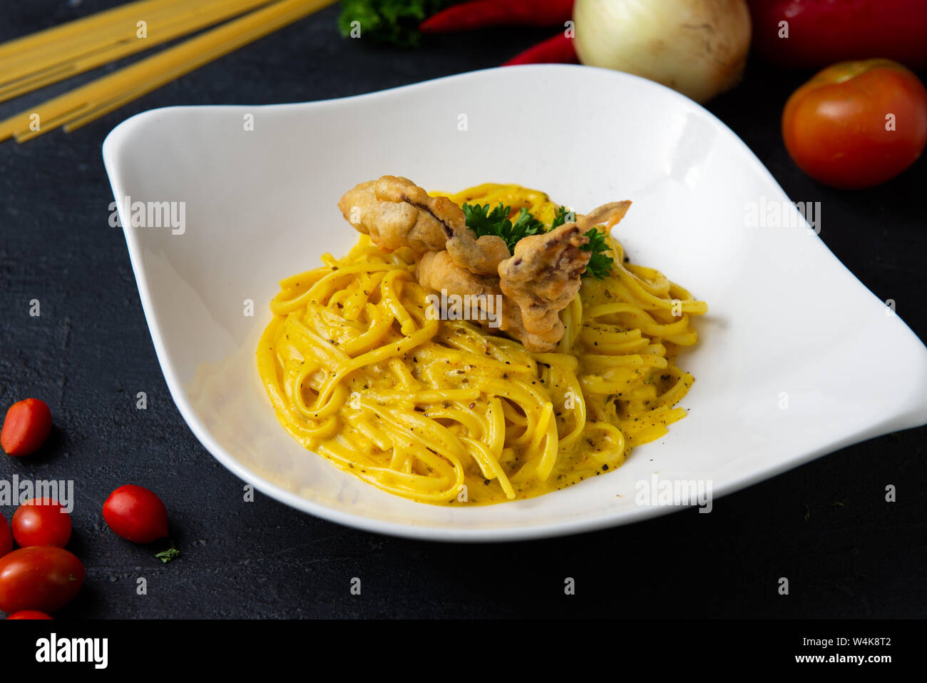 Spaghetti à l'huile d'olive avec le crabe et la garniture avec du crabe à carapace molle frit Banque D'Images